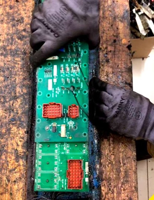 Equipamento eletrônico industrial em teste no laboratório da Estronic