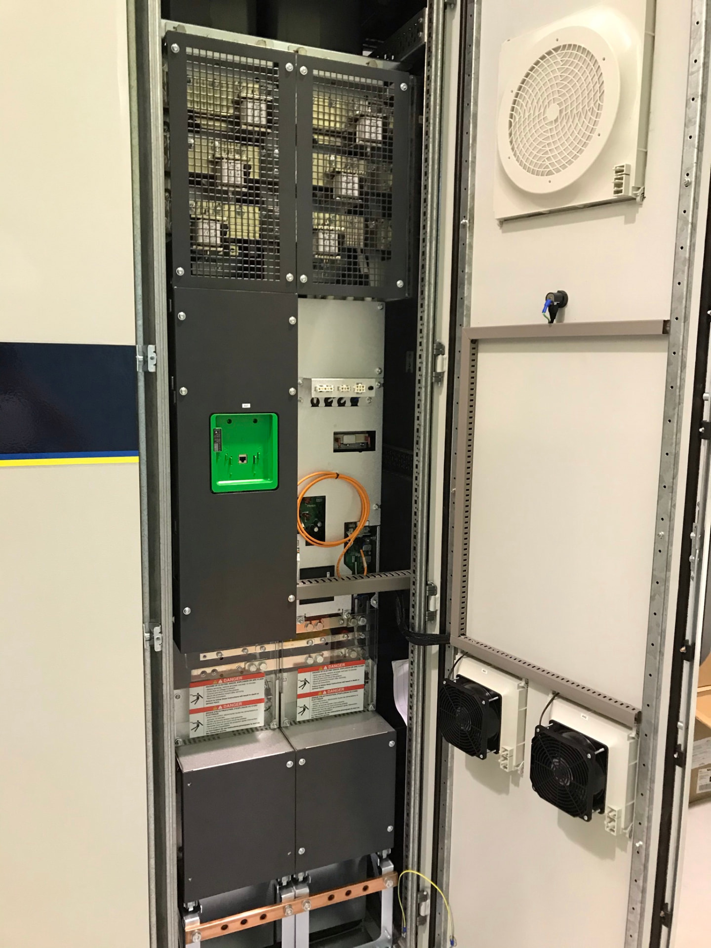 Técnico da Estronic realizando intervenção em equipamento aberto