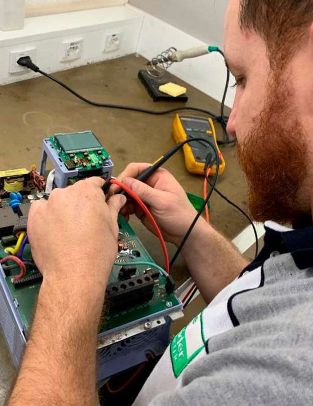 Bancadas do laboratório de assistência eletrônica da Estronic