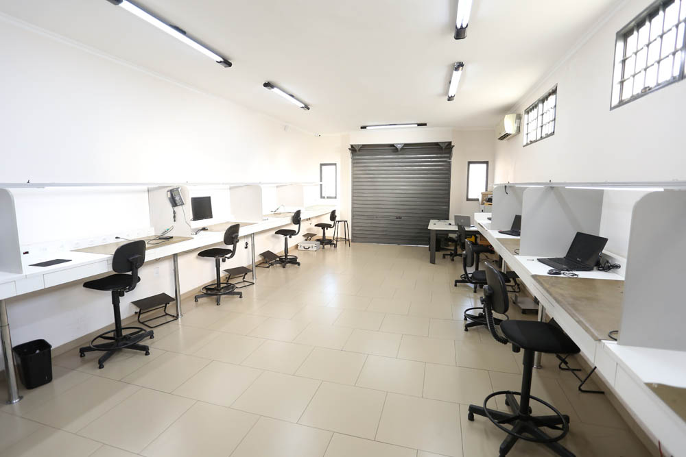 Área de trabalho do laboratório da Estronic