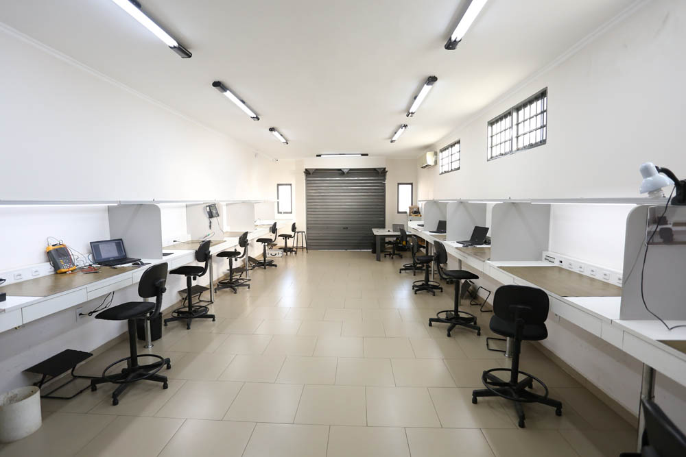 Vista interna do laboratório de assistência da Estronic
