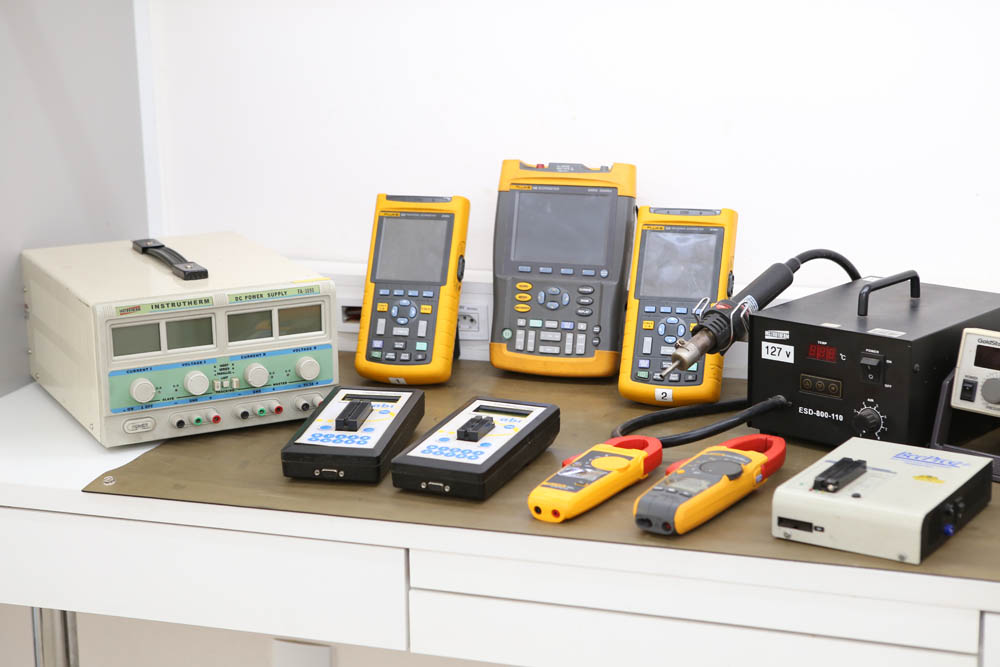 Instrumentos de medição e teste do laboratório da Estronic