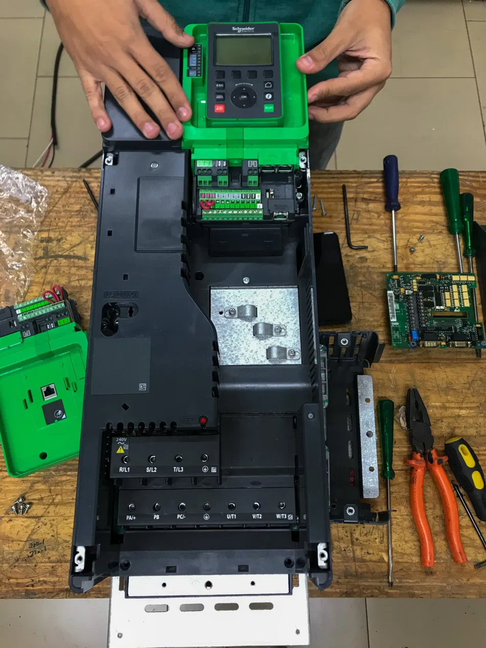 Inversor industrial recuperado, com técnico trabalhando na bancada